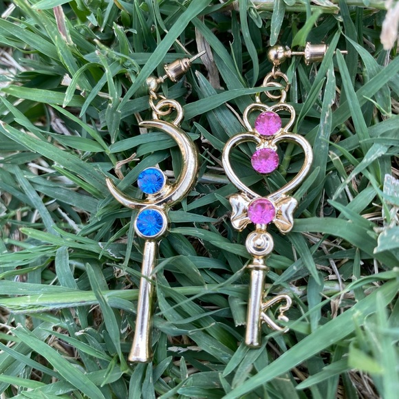 Sailor Moon Anime Inspired Gold Key Wand Earrings - Picture 2 of 6